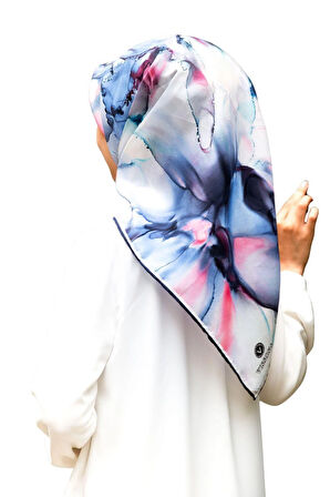 % 57 İPEK % 43 VİSKON Twill İpek Batik Çiçek Desenli Bebe Mavisi - Pudra Renkli 90x90 Eşarp Kenar Dikiş Şekli El Dikişli