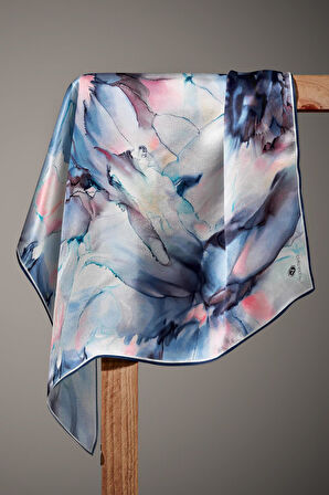 % 57 İPEK % 43 VİSKON Twill İpek Batik Çiçek Desenli Bebe Mavisi - Pudra Renkli 90x90 Eşarp Kenar Dikiş Şekli El Dikişli