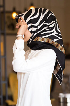 %100 Twill İpek Zebra Desenli Siyah - Beyaz Renkli 90x90 Eşarp Dikim Şekli : El Dikişi