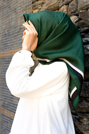 % 57 İPEK % 43 VİSKON Twill İpek Leopar Desenli Zümrüt Yeşili Renkli 90x90 Eşarp Dikim Şekli : El Dikişi