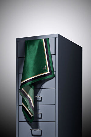 % 57 İPEK % 43 VİSKON Twill İpek Leopar Desenli Zümrüt Yeşili Renkli 90x90 Eşarp Dikim Şekli : El Dikişi