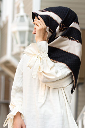 % 57 İPEK % 43 VİSKON Twill İpek Puantiyeli Ve Geometrik Desenli Siyah - Krem Renkli 90x90 Eşarp Dikim Şekli : El Dikişi