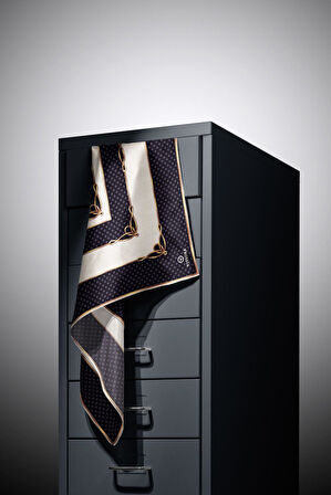 % 57 İPEK % 43 VİSKON Twill İpek Puantiyeli Ve Geometrik Desenli Siyah - Krem Renkli 90x90 Eşarp Dikim Şekli : El Dikişi