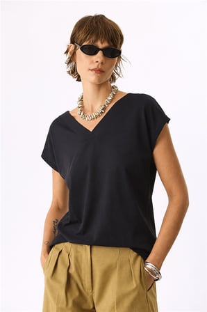 Fashion Friends V Yaka Sırtı Çapraz Biyeli Kadın T-Shirt 26Y0193K1