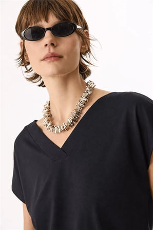 Fashion Friends V Yaka Sırtı Çapraz Biyeli Kadın T-Shirt 26Y0193K1