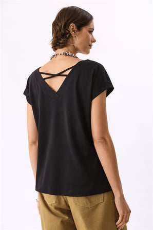 Fashion Friends V Yaka Sırtı Çapraz Biyeli Kadın T-Shirt 26Y0193K1
