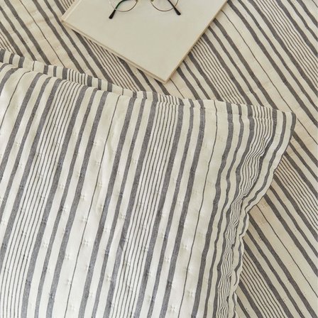 Ocean Home Textile Pamuklu Kapitoneli Antrasit Renk Çizgi Desen Çift Kişilik Yatak Örtüsü Seti 1 Adet 250 x 230 / 2 Adet 50 x 70 cm