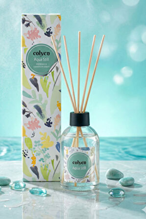 Colyen Aqua Still Çubuklu Oda Kokusu 100ml Ferahlatıcı Cam Şişe ve Pastel Bitki Desenleriyle