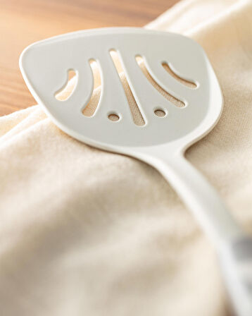 Madame Coco Chase Servis Spatula