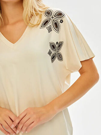 Resort Kontrast Nakış Detaylı V Yaka Kısa Kol T-Shirt 68773