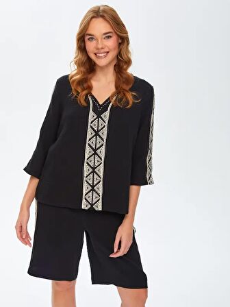 Resort Baskı Ve Nakış Detaylı Kontrast Yakalı Müslin Bluz 68781