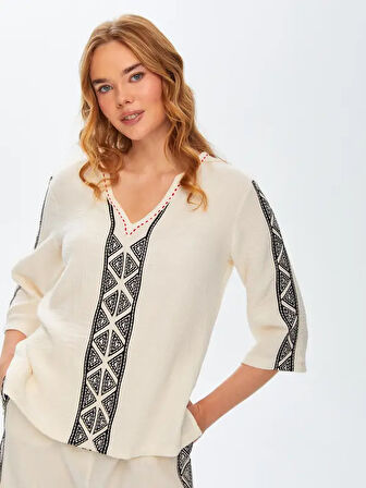 Resort Baskı Ve Nakış Detaylı Kontrast Yakalı Müslin Bluz 68781