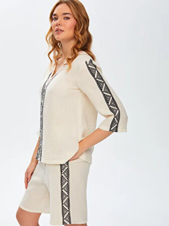Resort Baskı Ve Nakış Detaylı Kontrast Yakalı Müslin Bluz 68781