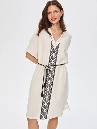 Resort Kontrast Yakalı Önü Nakış İşli Müslin Elbise 68791