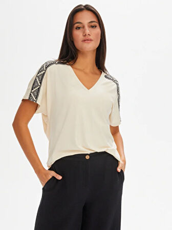 Resort Omuzları Nakış Detaylı V Yaka Kısa Kol T-Shirt 68817