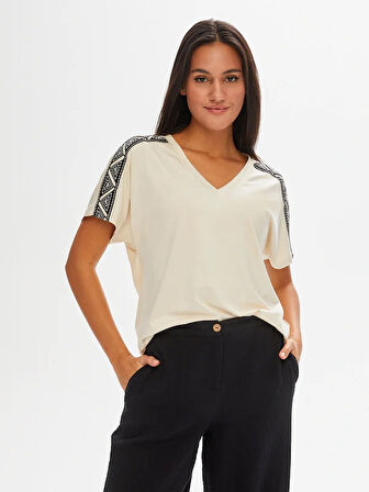 Resort Omuzları Nakış Detaylı V Yaka Kısa Kol T-Shirt 68817