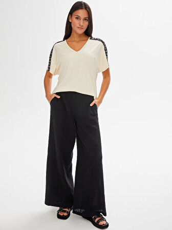 Resort Omuzu Şerit Detaylı V Yaka T-Shirt 68772