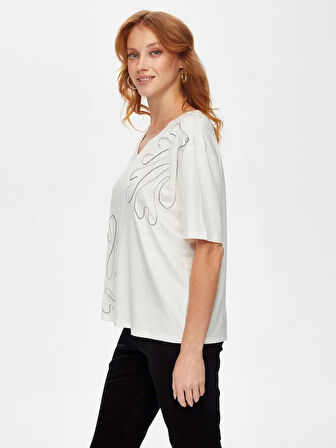 Kontrast Nakışlı V Yaka T-Shirt 69573