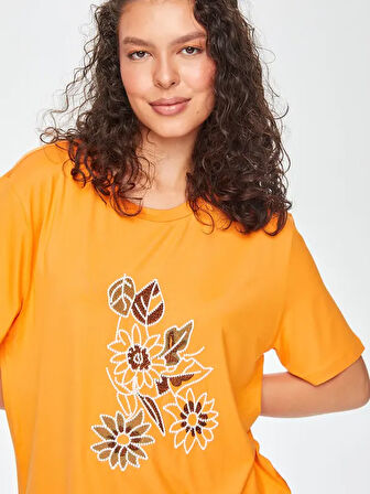 Önü Çiçek Nakışlı Yuvarlak Yaka T-Shirt 69561