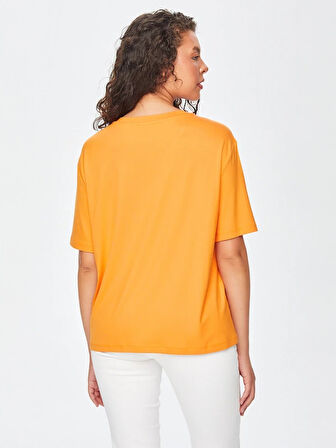 Önü Çiçek Nakışlı Yuvarlak Yaka T-Shirt 69561