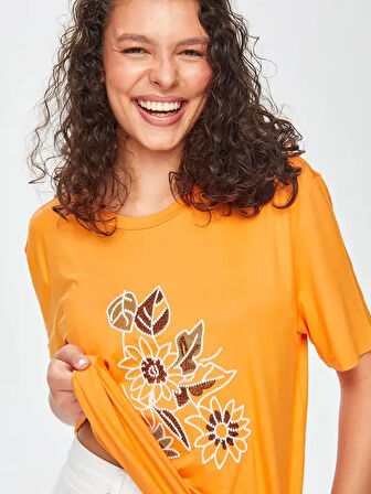 Önü Çiçek Nakışlı Yuvarlak Yaka T-Shirt 69561