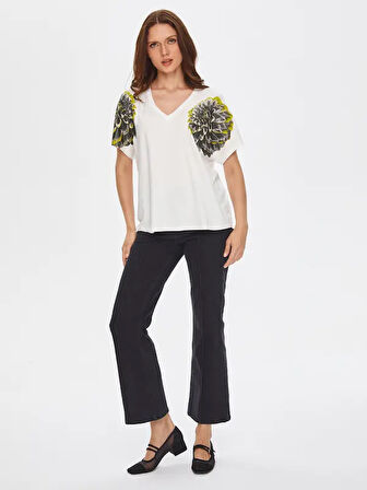 Omuzu Çiçek Baskılı V Yaka T-Shirt 69565