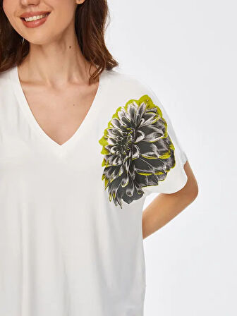 Omuzu Çiçek Baskılı V Yaka T-Shirt 69565