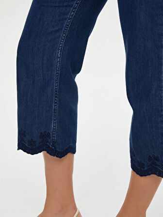 Paçası Dilimli Nakış Detaylı Straight Fit Tenselli Jean Caprı S25JCP004