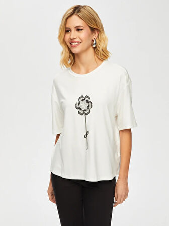 Önü Çiçek Aplike Detaylı Yuvarlak Yaka t-shirt 051