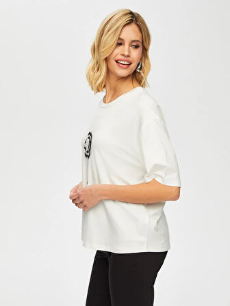 Önü Çiçek Aplike Detaylı Yuvarlak Yaka t-shirt 051