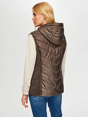 Yanları Lastik Kapitone Detaylı Kapüşonlu Kapitone Yelek S25KYL006