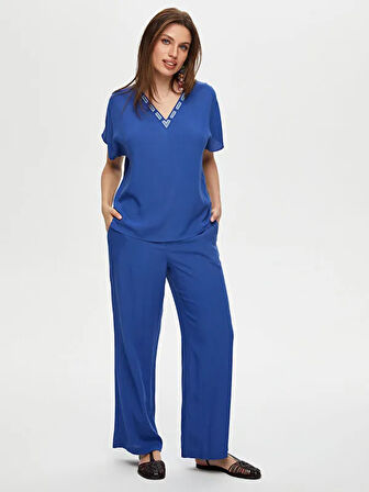 Yakası Tonal Nakış Detaylı V Yaka Viskon Bluz S25BLZ030