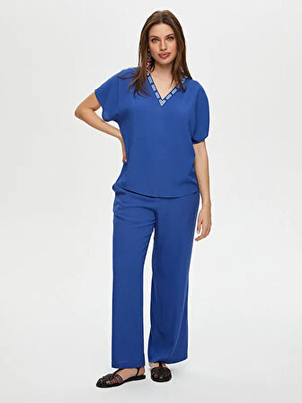 Yakası Tonal Nakış Detaylı V Yaka Viskon Bluz S25BLZ030