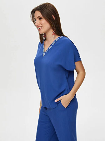 Yakası Tonal Nakış Detaylı V Yaka Viskon Bluz S25BLZ030