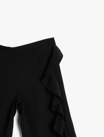 Dökümlü Kumaştan Beli Lastikli Yanları Fırfırlı Normal Bel Kısa Pantolon