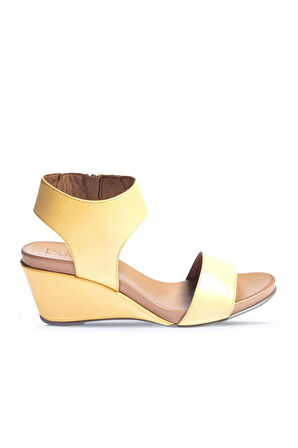 Bueno Shoes Sarı Deri Kadın Dolgu Topuklu Sandalet 01wn0501