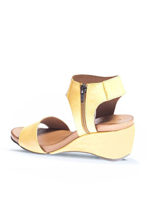 Bueno Shoes Sarı Deri Kadın Dolgu Topuklu Sandalet 01wn0501