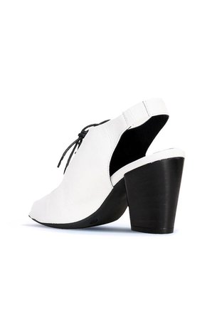 Bueno Shoes Beyaz Deri Kadın Topuklu Sandalet 01wn0100
