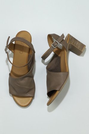 Bueno Shoes Gri Deri Kadın Topuklu Sandalet 01wn1519