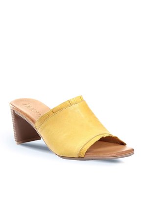 Bueno Shoes Sarı Deri Kadın Topuklu Terlik 01wn4002
