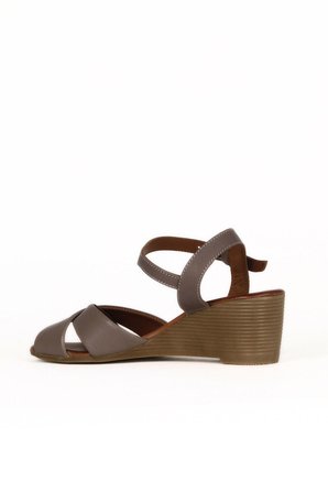 Bueno Shoes Gri Deri Kadın Dolgu Topuklu Sandalet 01we4003