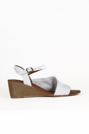 Bueno Shoes Beyaz Deri Kadın Dolgu Topuklu Sandalet 01we4000