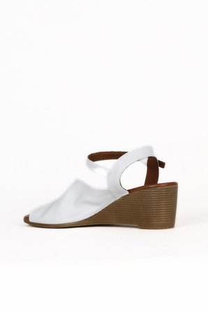 Bueno Shoes Beyaz Deri Kadın Dolgu Topuklu Sandalet 01we4000