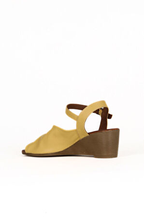 Bueno Shoes Sarı Deri Kadın Dolgu Topuklu Sandalet 01we4000