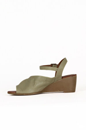 Bueno Shoes Haki Deri Kadın Dolgu Topuklu Sandalet 01we4000