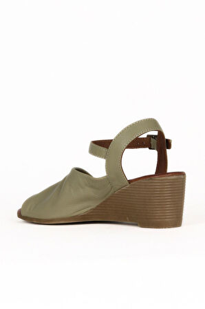 Bueno Shoes Haki Deri Kadın Dolgu Topuklu Sandalet 01we4000
