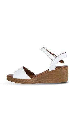 Bueno Shoes Beyaz Deri Kadın Dolgu Topuklu Sandalet 01we3904