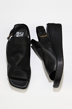 Bueno Shoes Siyah Deri Kadın Dolgu Topuklu Sandalet 01ws5909