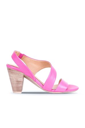 Bueno Shoes Fuşya Deri Kadın Topuklu Sandalet 01ws6700
