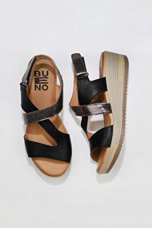 Bueno Shoes Siyah Deri Kadın Dolgu Topuklu Sandalet 01wl3306